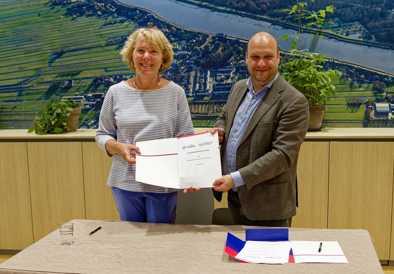 Wethouder Zuidplas Jan Willem Schuurman en hoogheemraad Josien van Cappelle presenteren de bestuursovereenkomst Cortelande