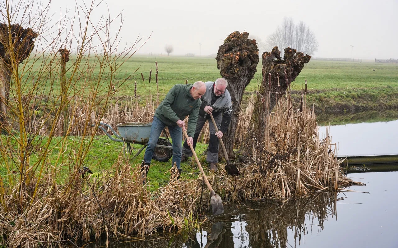 Bewoners bij een sloot