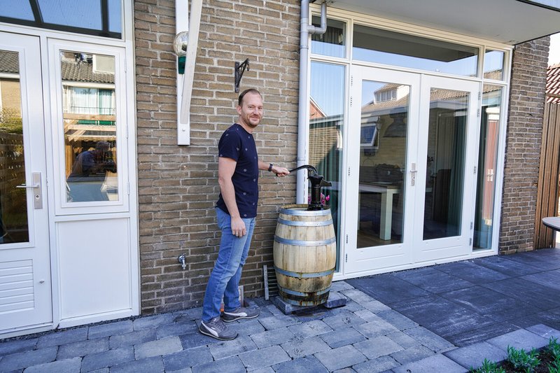 Matthijs met zijn regenton