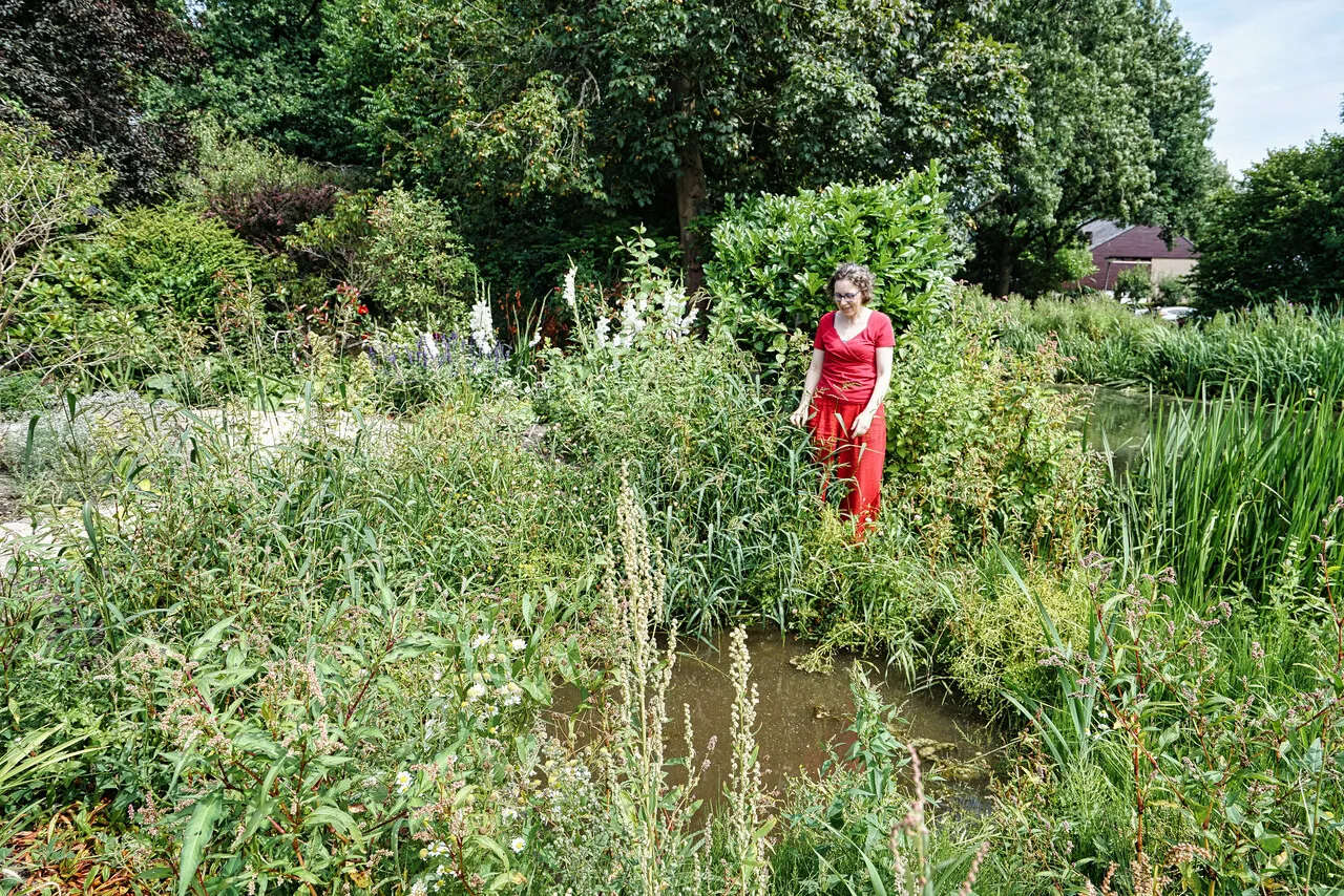 Carolien in haar groenere en nattere tuin