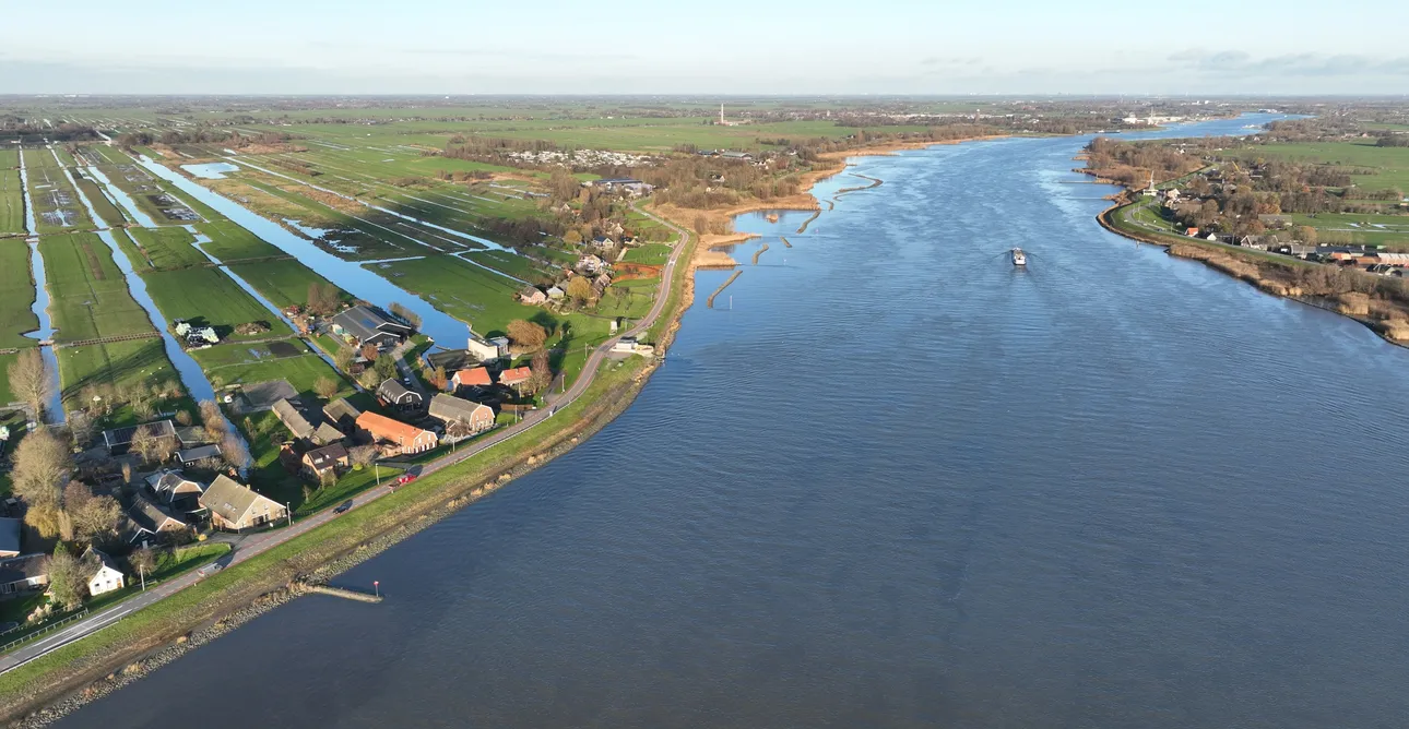 Luchtfoto van de Lek waar vanuit we het water de Krimpenerwaard door laten stromen