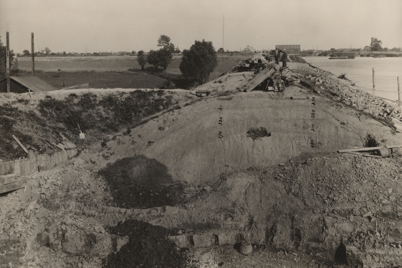 In circa 1928 werd de dijk doorgegraven onder Nieuwerkerk ad IJssel voor het verwijderen van een uitwateringssluis. De foto’s laten zien dat de dijk uit diverse kleilagen is opgebouwd.