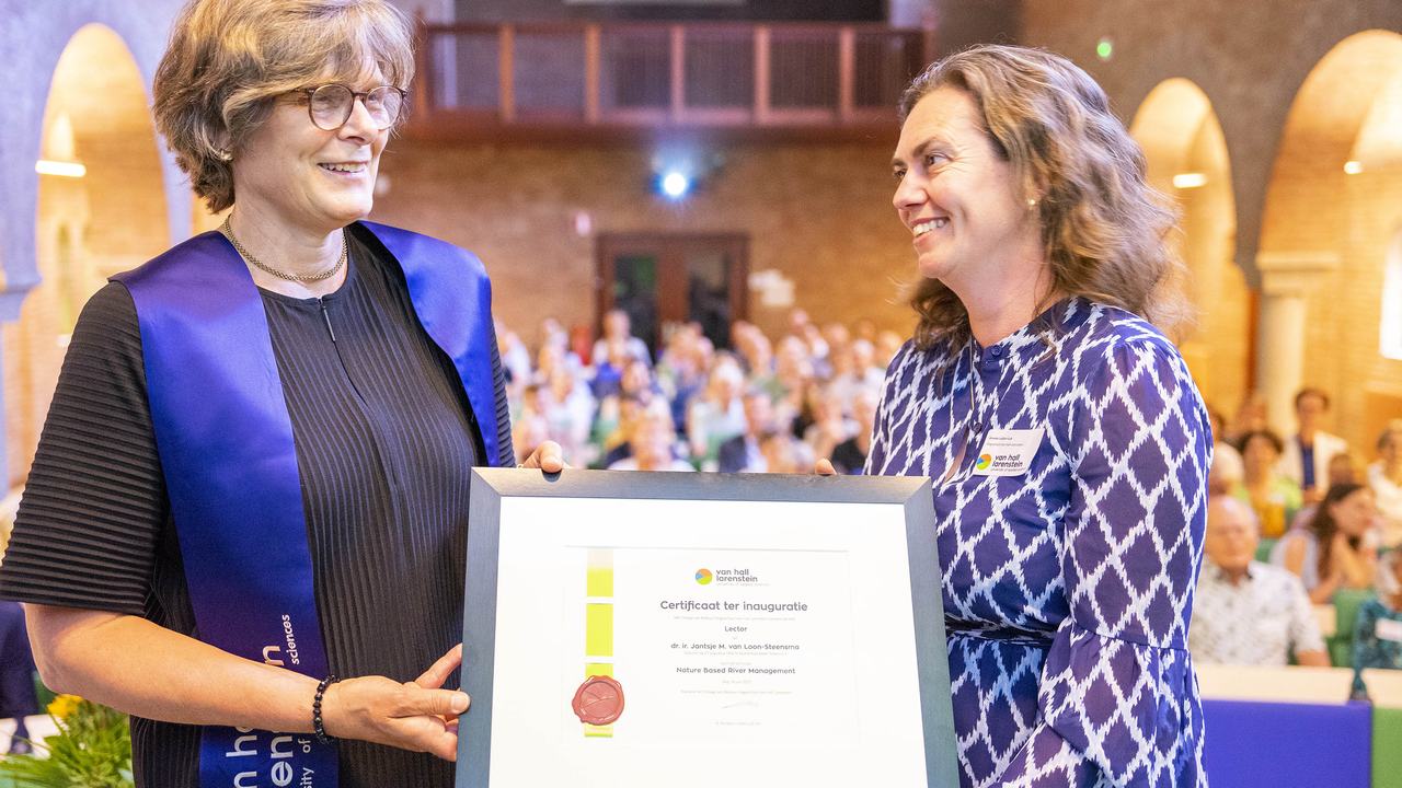 Jantsje M. van Loon-Steensma ontvangt certificaat van Anneke Luijten