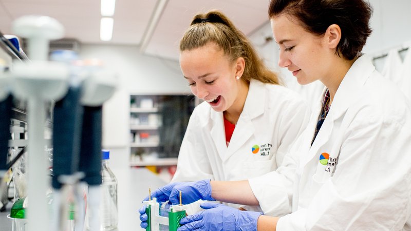 Twee studentes doen onderzoek in laboratorium