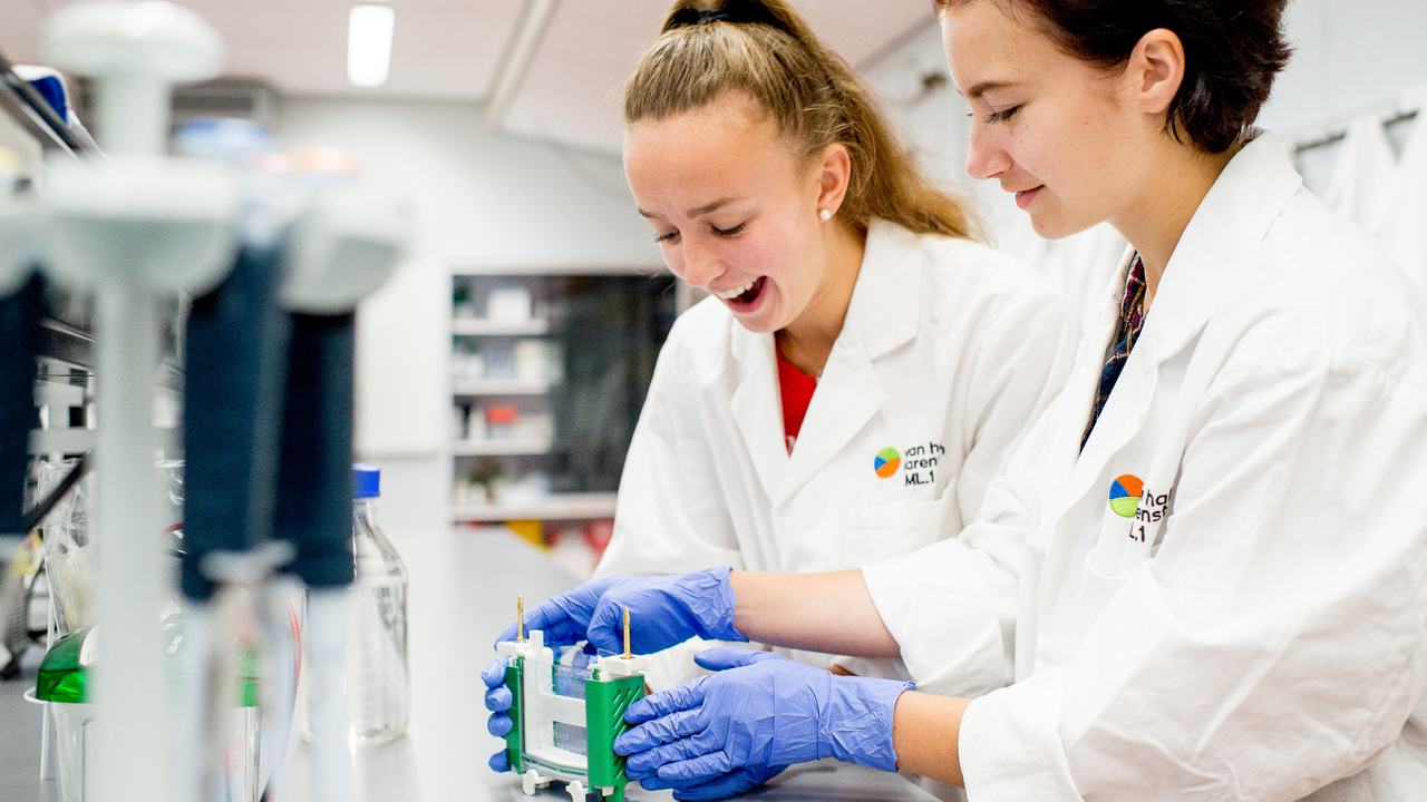 Twee studentes doen onderzoek in laboratorium