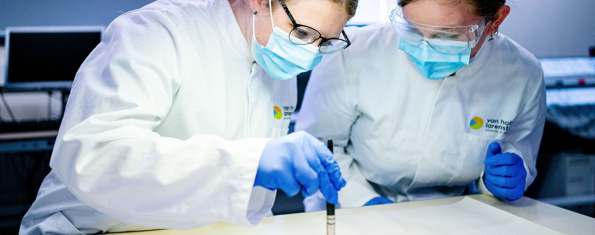 Studenten Forensisch Laboratorium Onderzoek (Laboratory Sciences) aan het werk in het lab