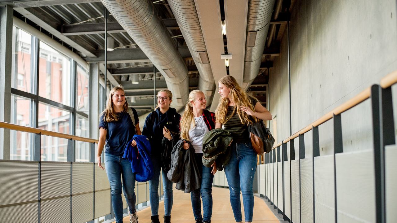 Studenten lopen over brug locatie Leeuwarden