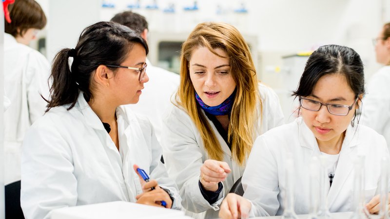 Studenten Voedingsmiddelentechnologie in Leeuwarden van Hogeschool Van Hall Larenstein