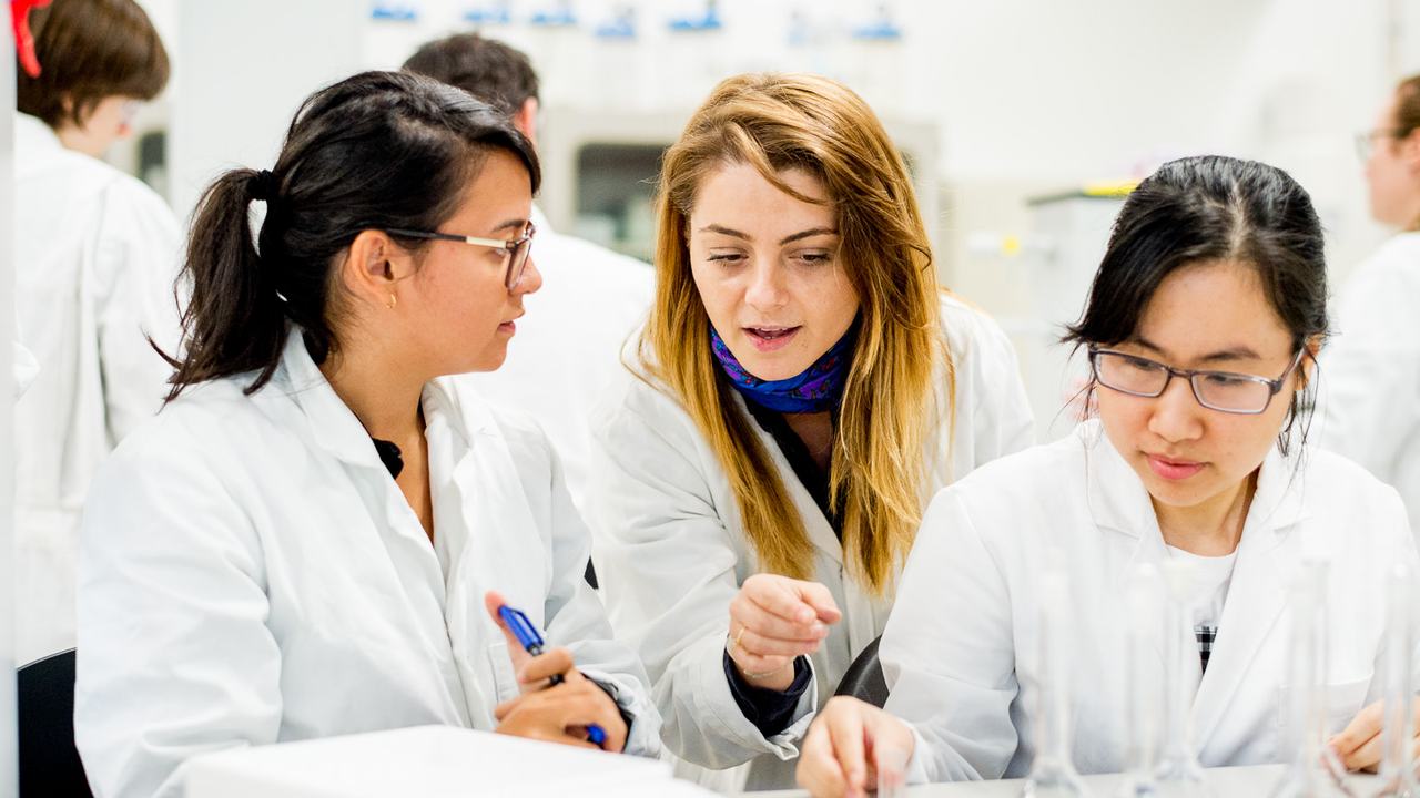 Studenten Voedingsmiddelentechnologie in Leeuwarden van Hogeschool Van Hall Larenstein