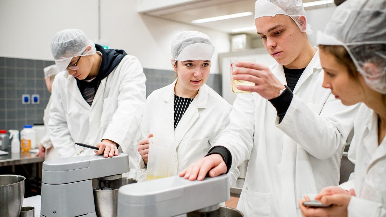 Studenten Voedingsmiddelentechnologie aan het werk in voedingsmiddelenhal locatie Leeuwarden