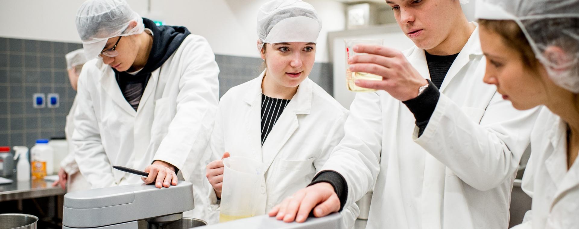 Studenten Voedingsmiddelentechnologie aan het werk in voedingsmiddelenhal locatie Leeuwarden