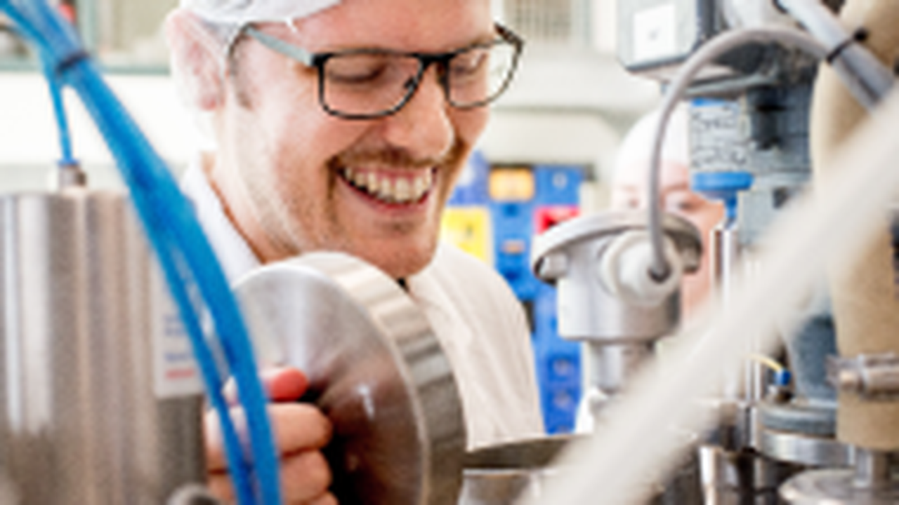 Student HVHL Laboratory Sciences bezig met proef in laboratorium