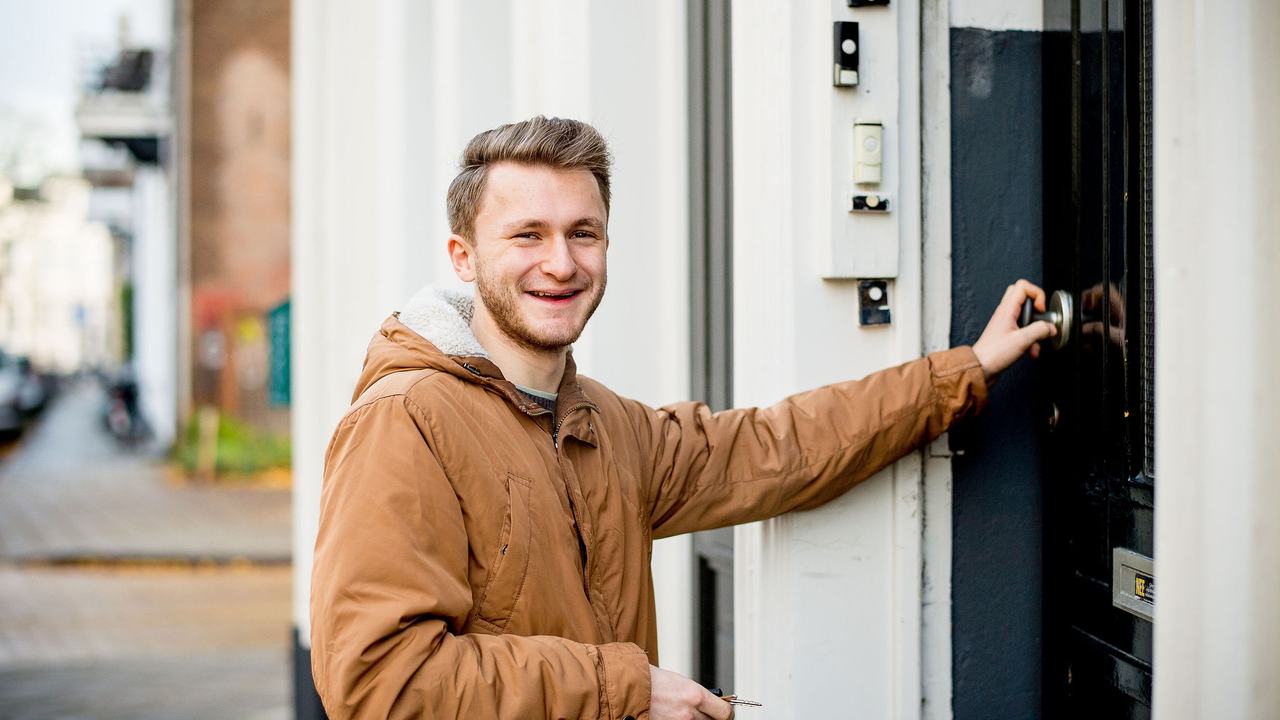 student-voor-huis-sleutel-in-deur