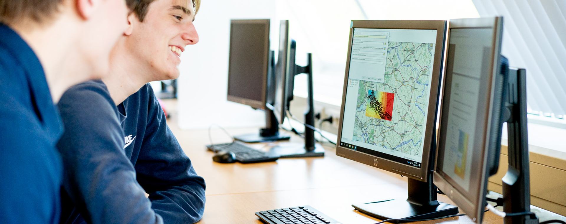 Studenten Land- en Watermanagement achter computer