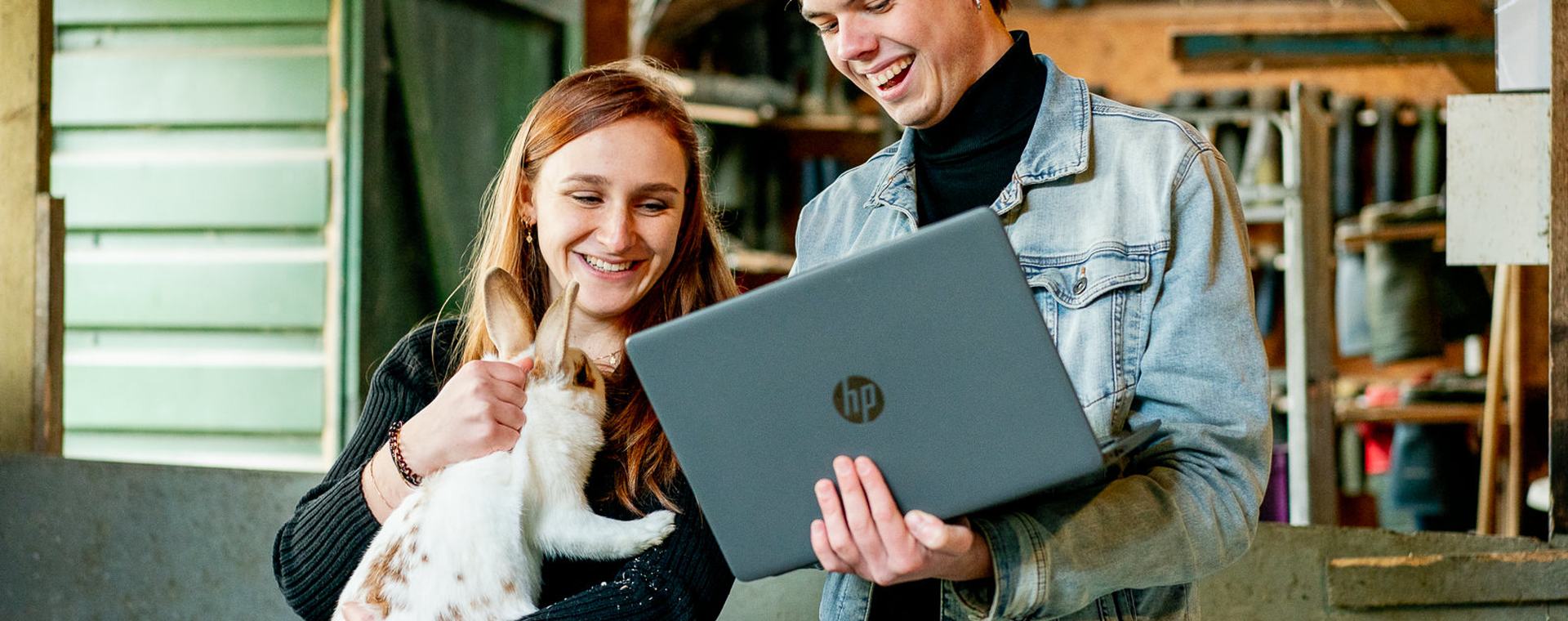 Studenten met konijn en laptop