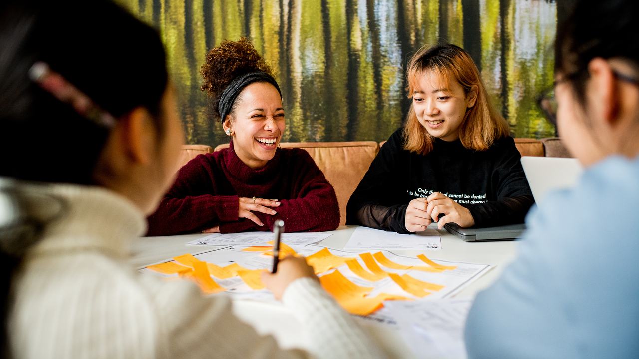 HVHL-IAT-studenten-lachen-samenwerken