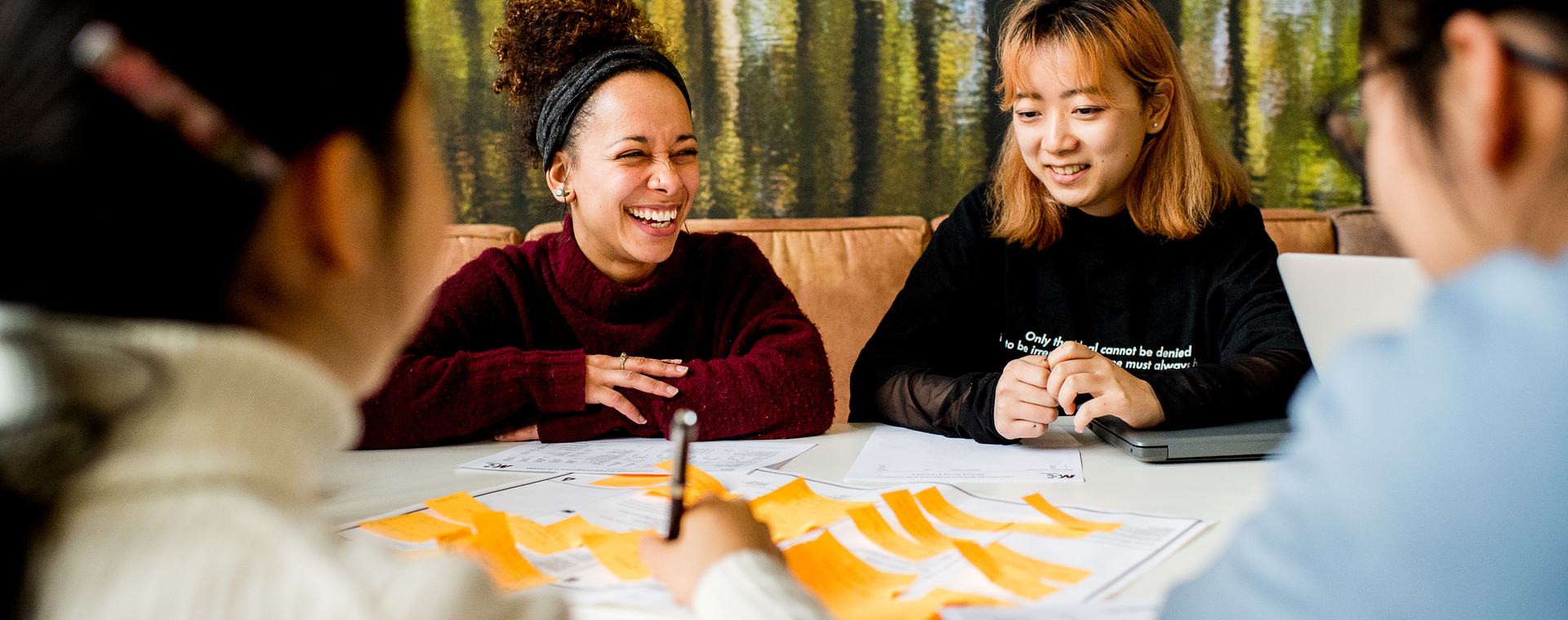 HVHL-IAT-studenten-lachen-samenwerken
