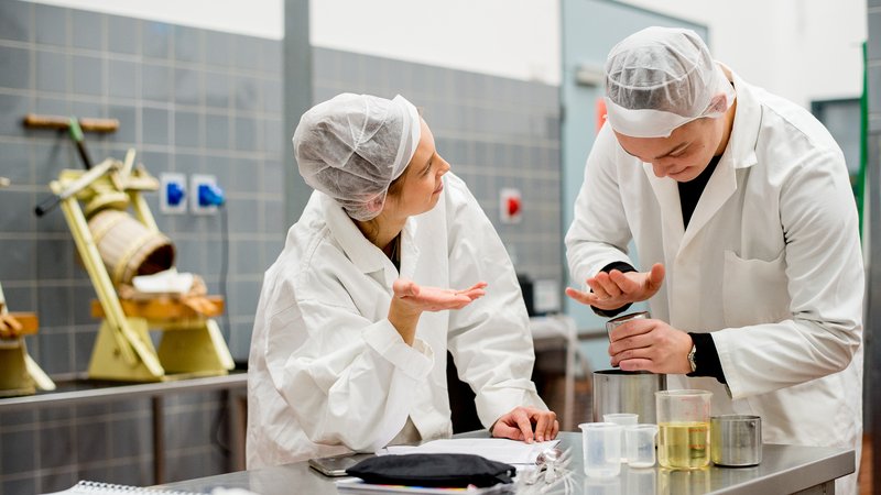 Studenten Ad Voedingsmiddelentechnologie doen proeven in laboratorium