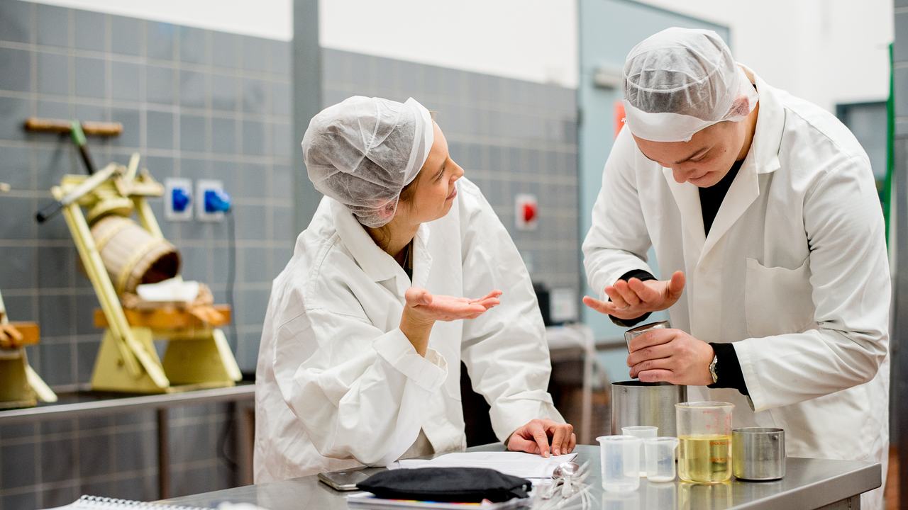 Studenten Ad Voedingsmiddelentechnologie doen proeven in laboratorium