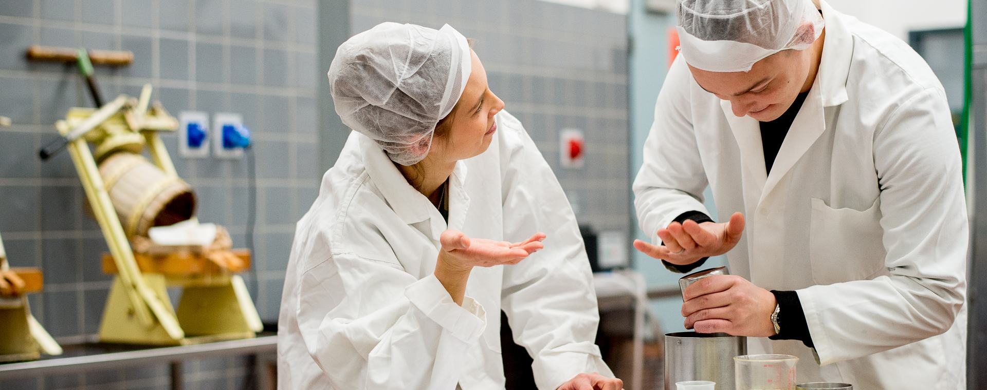 Studenten Ad Voedingsmiddelentechnologie doen proeven in laboratorium