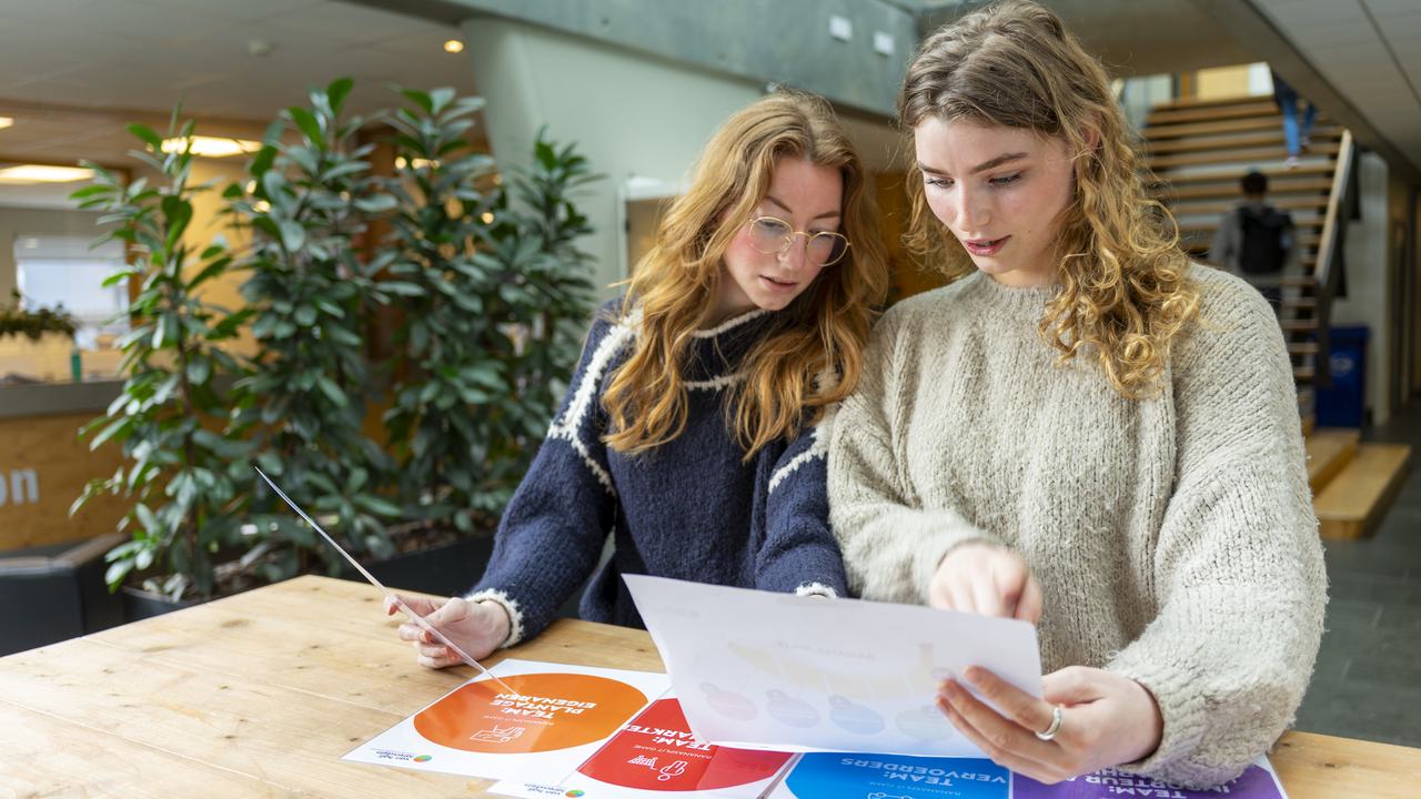 HVHL Bedrijfskunde en Agribusiness studenten werken aan een opdracht