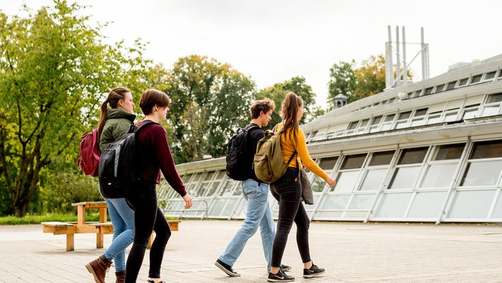 Studenten Hogeschool Van Hall Larenstein lopen richting gebouw in Velp