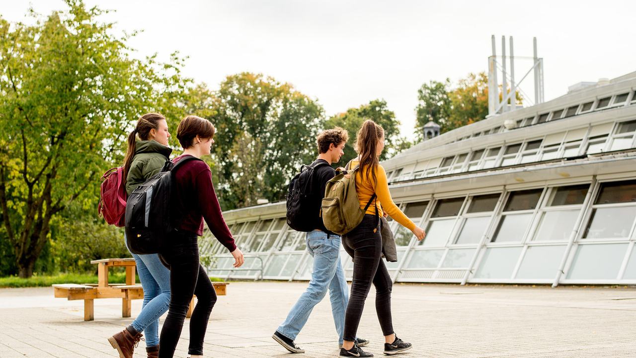 Studenten Hogeschool Van Hall Larenstein lopen richting gebouw in Velp