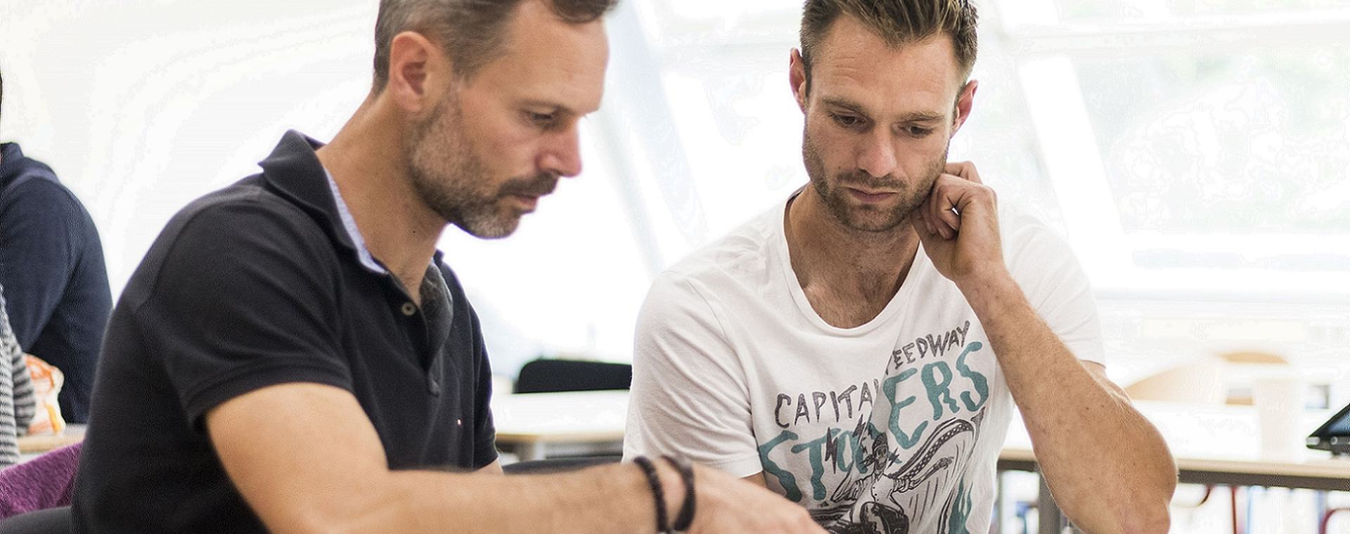 docent en deeltijd student in overleg bij HVHL