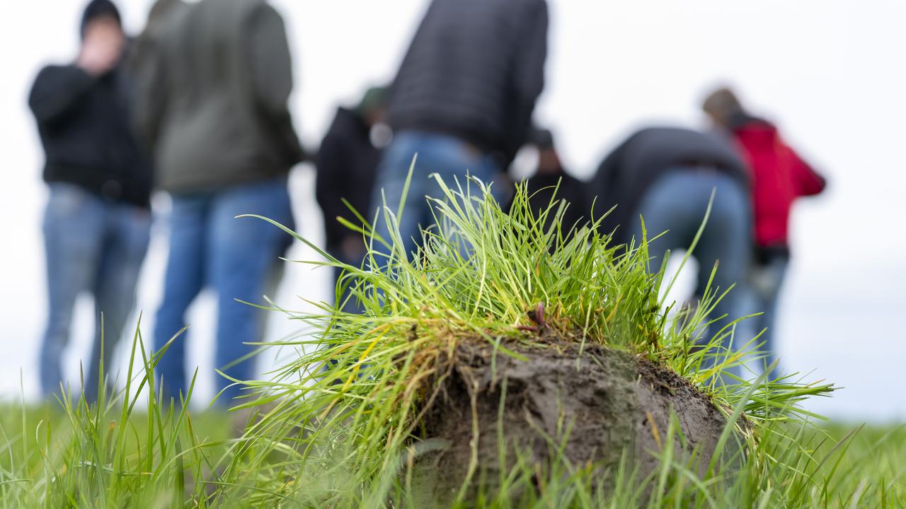 Onderzoeker HVHL laat een bodem monster zien