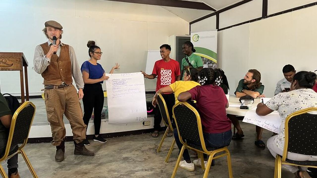Surinaamse en HVHL studenten tijdens workshop ‘Jeugd, bos en natuur: een carrière in de bossector’