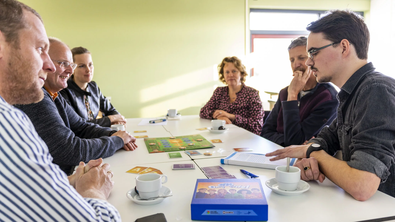 Docenten met een ontwikkeld spel voor keukentafelgesprekken over bedrijfsopvolging