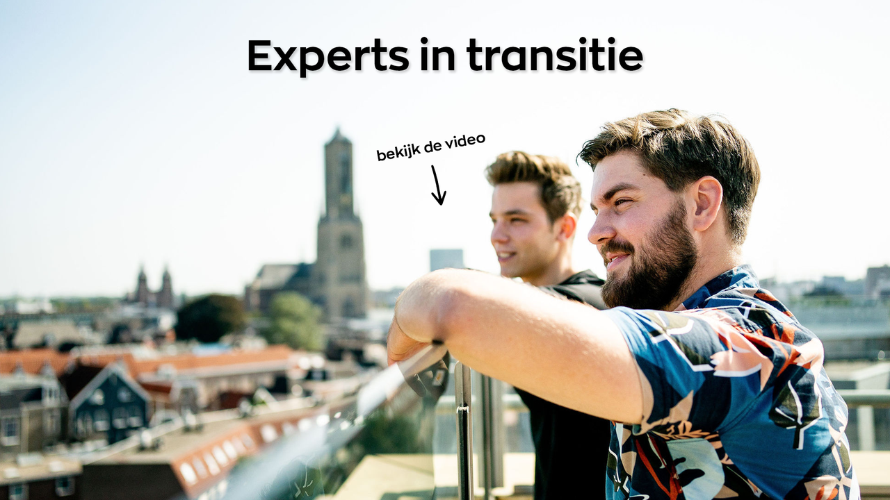 Studenten kijken over stad