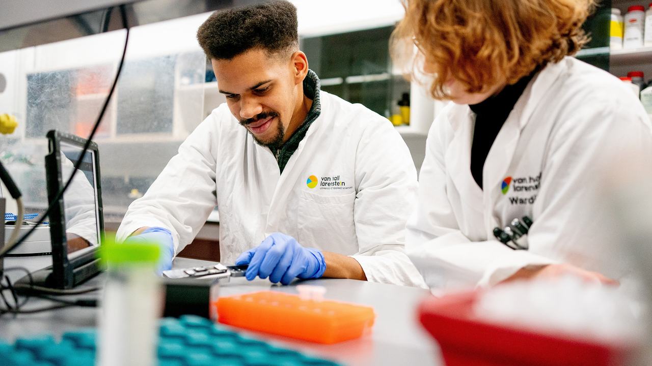 HVHL Biotechnologie studenten werken samen aan proeven in laboratorium