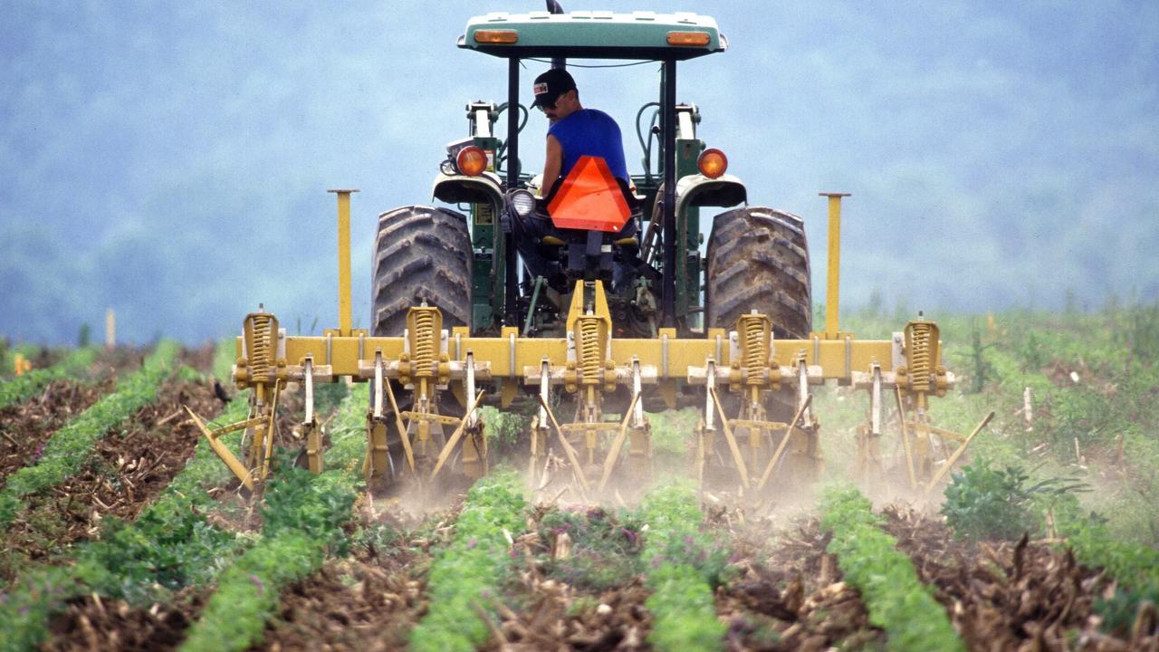 Tractor ploegt land voor betere bodem