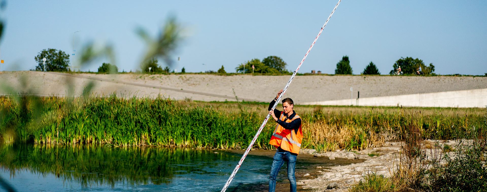 Student Land- en Watermanagement voert een watermeting uit