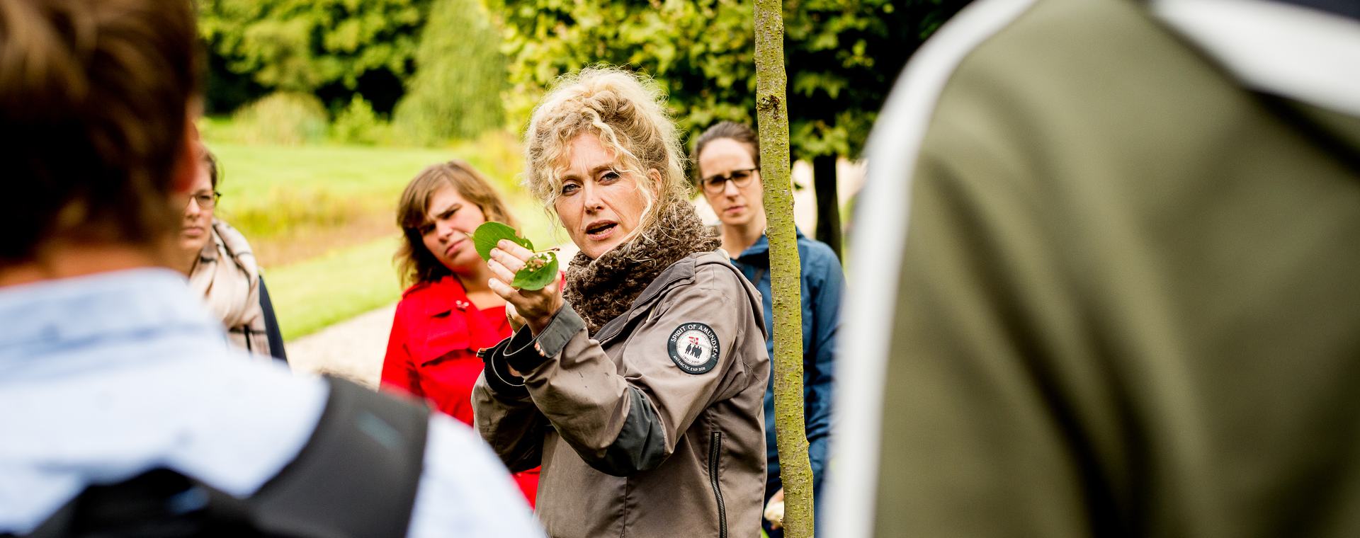 HVHL studenten krijgen buiten les over bomen