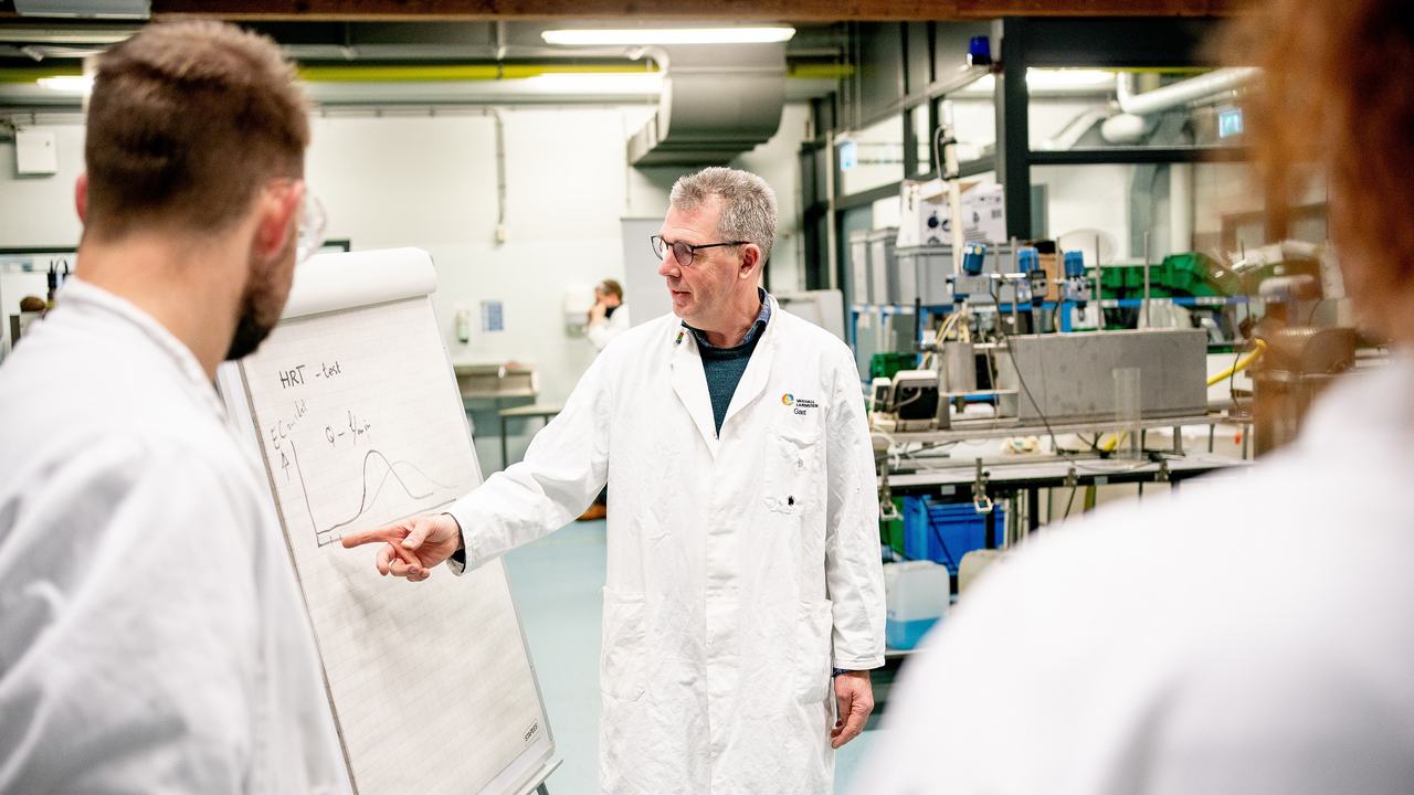 Studenten Milieukunde krijgen uitleg van docent in het lab