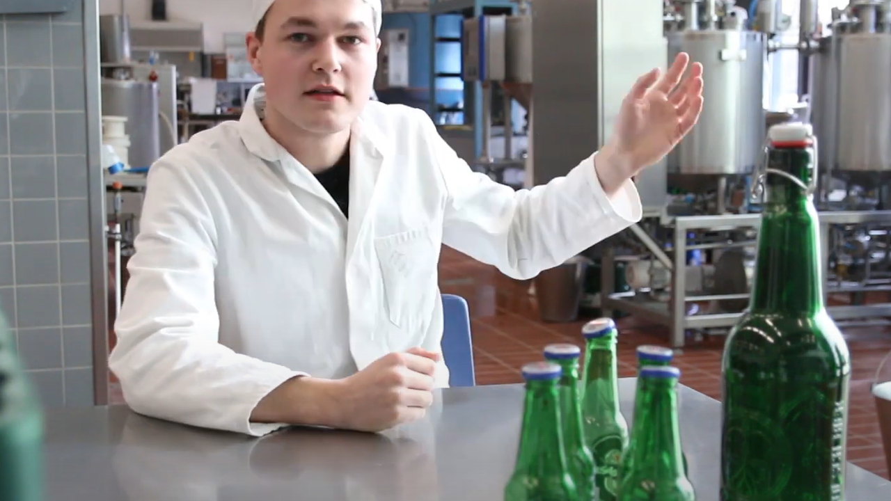 Student vertelt in lab over studie Voedingsmiddelentechnologie