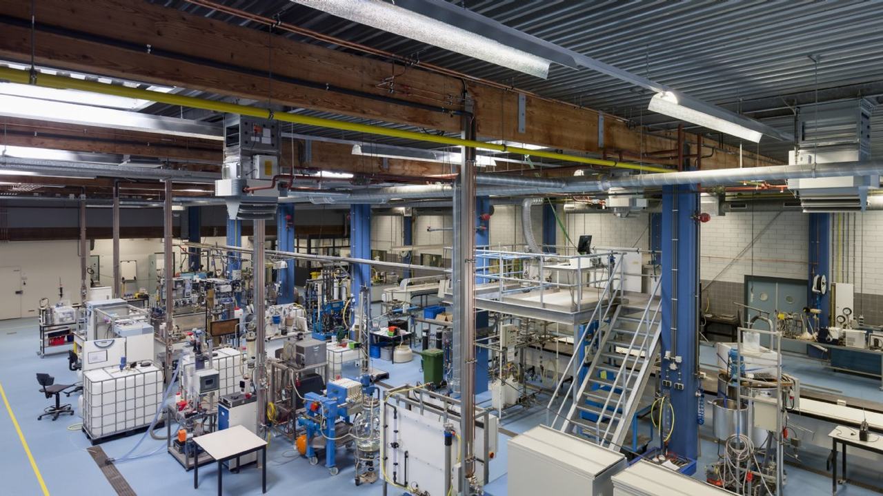 Overzicht van de grote hal met alle faciliteiten van het WAC