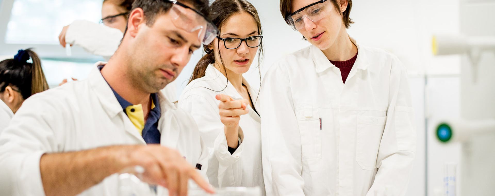 Drie studenten bezig met voedingsmiddelentechnologie testjes in het lab