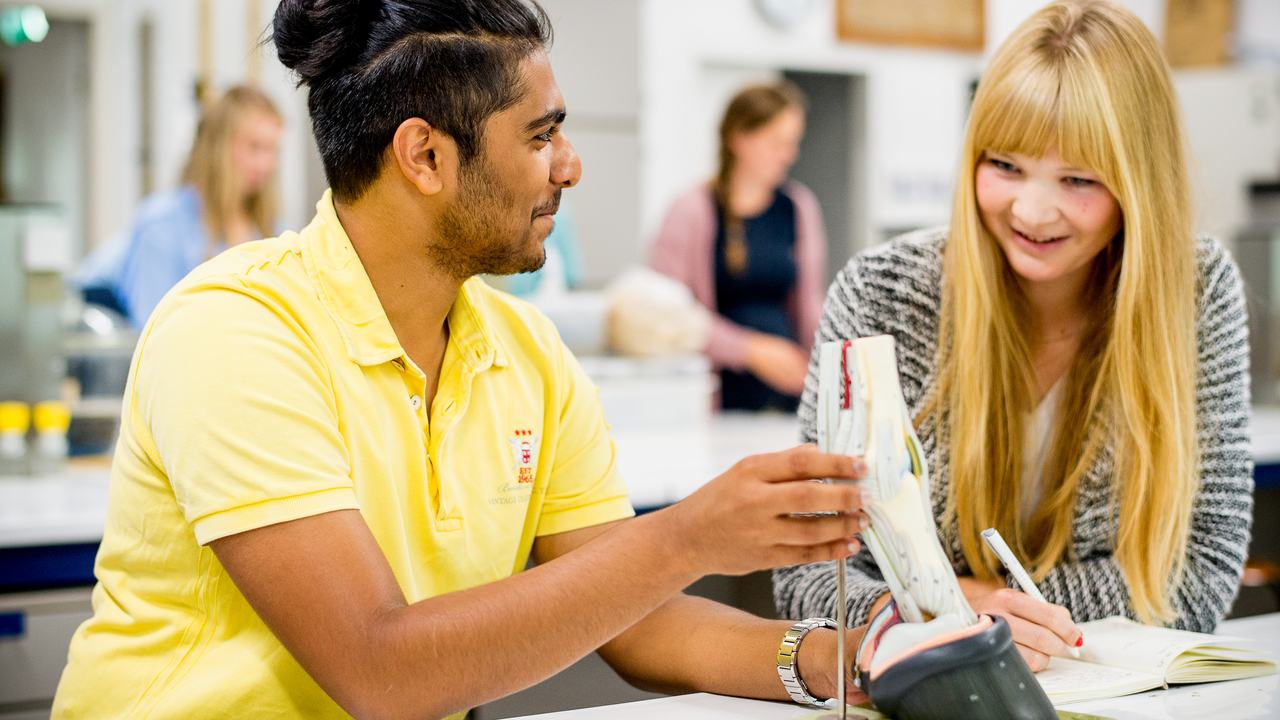 Twee studenten Equine Sports and Business bekijken kunststof model van een paardenvoet