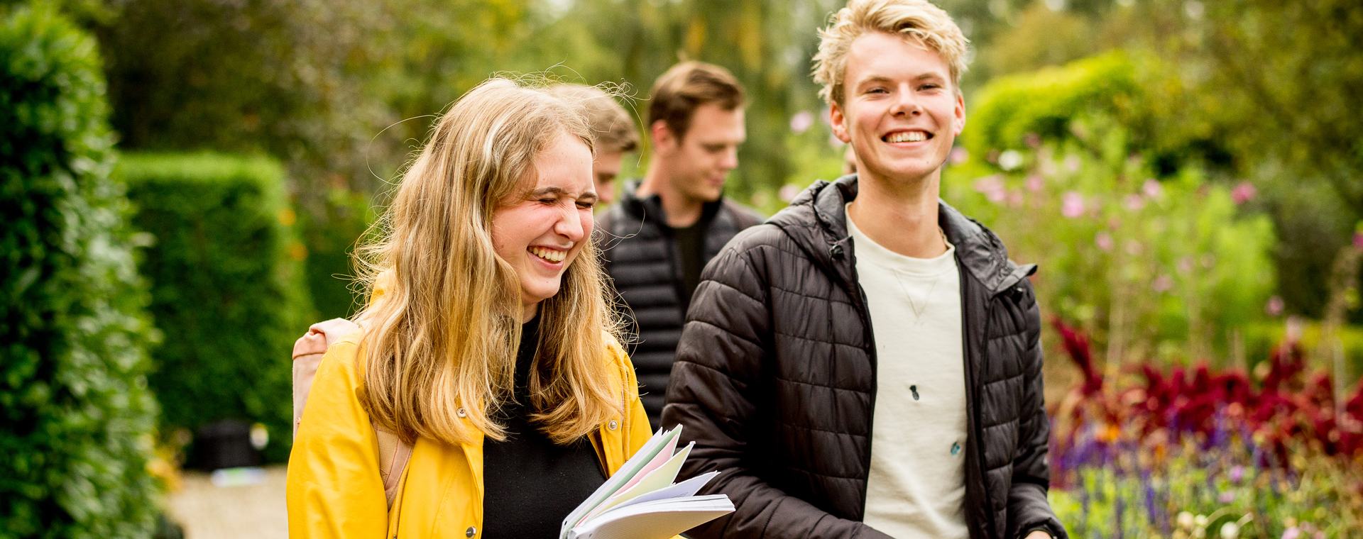 Studenten HVHL Tuin- en Landschapsinrichting doen lopend op landgoed Velp inspiratie op