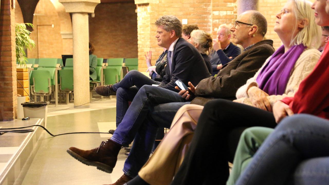 Toehoorders debat met studenten en lijsttrekkers waterschapsverkiezingen