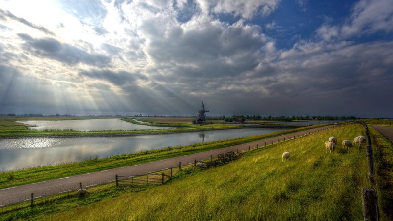 Een dijk met daarcahter rivieren en meren