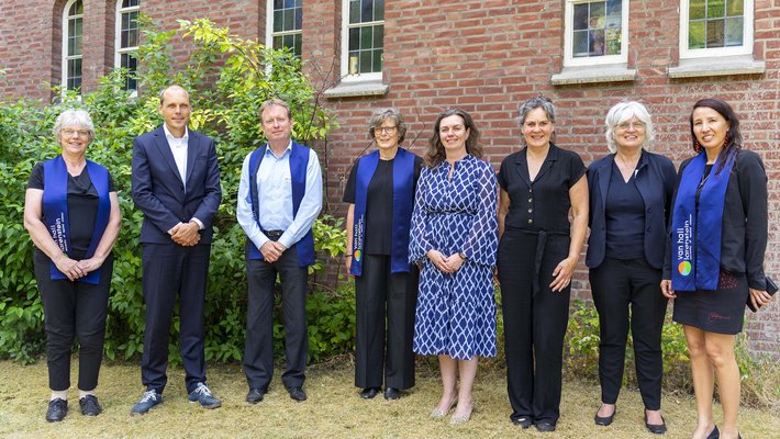 Jantsje M. van Loon-Steensma op groepsfoto na inaugurele rede