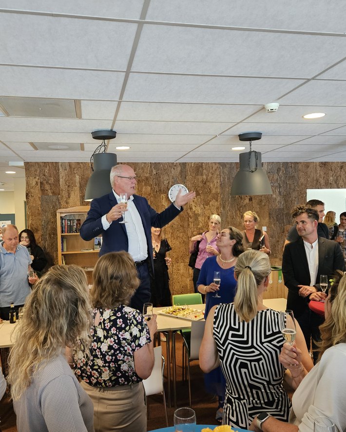 Jan van Iersel spreekt groep toe tijdens opening hogeschooljaar in Leeuwarden