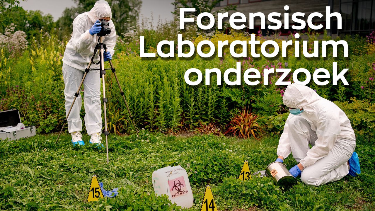 Twee studenten in de praktijk in een video over Forensisch Laboratorium Onderzoek