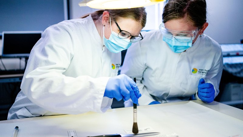 Studenten Forensisch Laboratorium Onderzoek (Laboratory Sciences) aan het werk in het lab