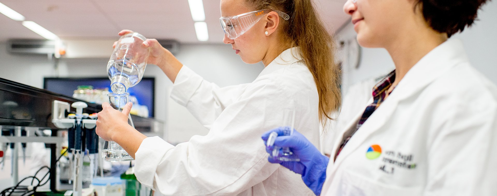 Studenten aan het werk in laboratorium in Leeuwarden