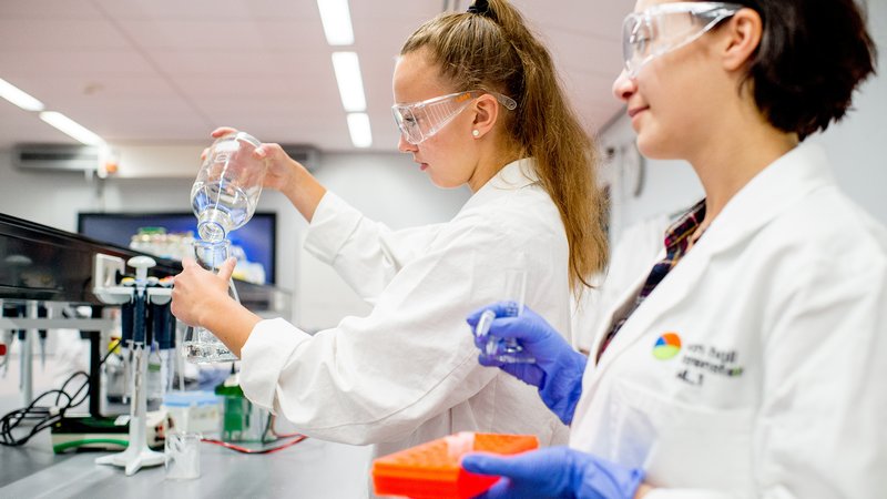 Studenten aan het werk in laboratorium in Leeuwarden